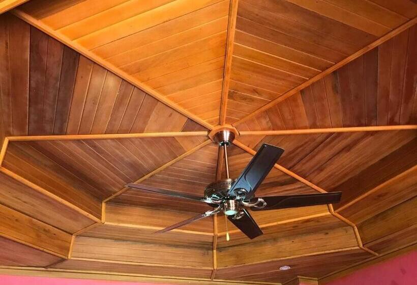 غرفة قياسية ثلاثية, Gibbon Lodge