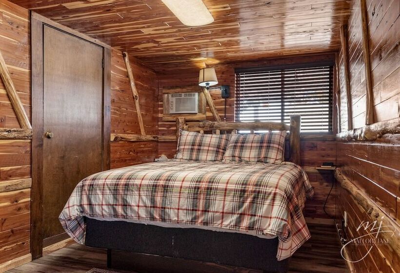 اتاق استاندارد, Log Cabin Inn