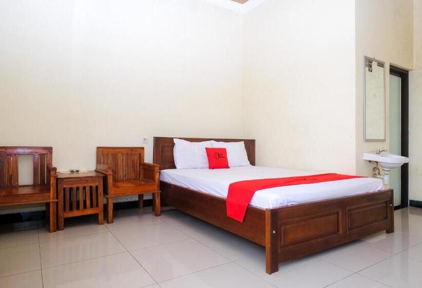 Delüks Oda, Reddoorz Near Candi Sukuh Karanganyar