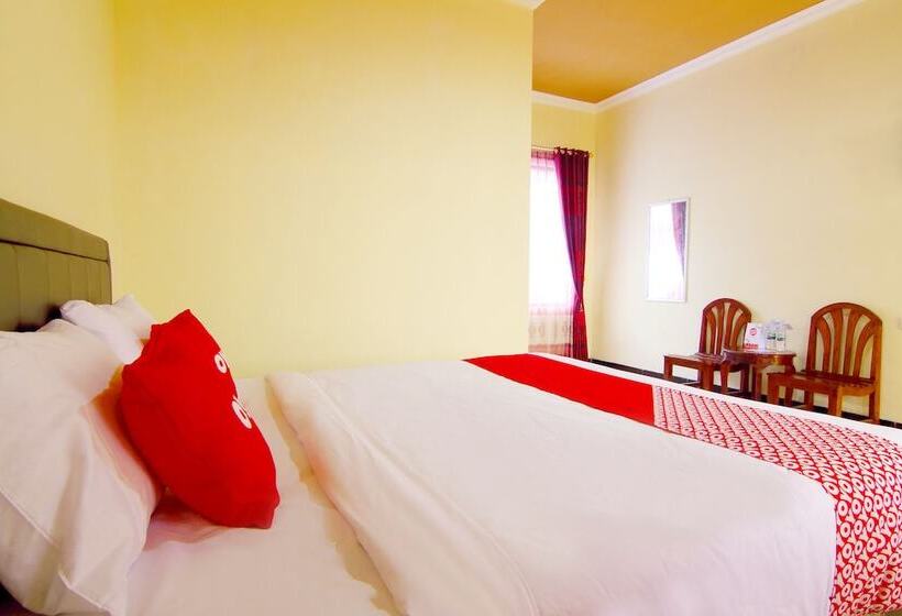 Delüks Oda, Reddoorz Near Candi Sukuh Karanganyar