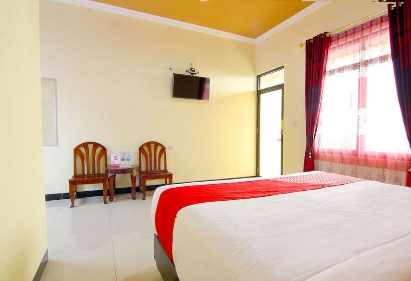 Delüks Oda, Reddoorz Near Candi Sukuh Karanganyar