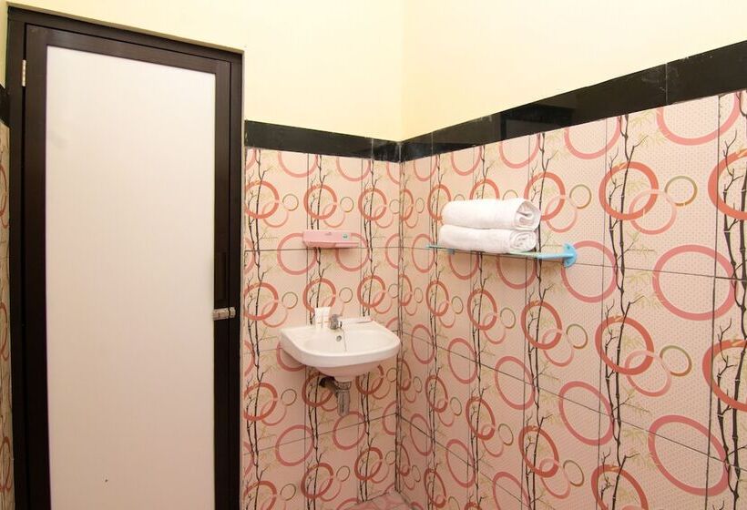 Delüks Oda, Reddoorz Near Candi Sukuh Karanganyar