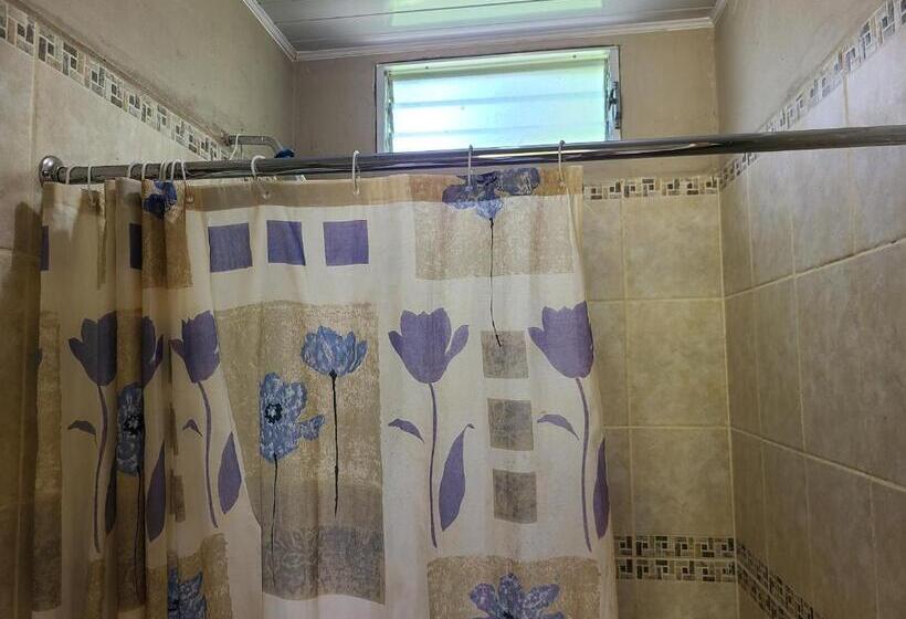 חדר סטנדרט לשלושה, Sophie House