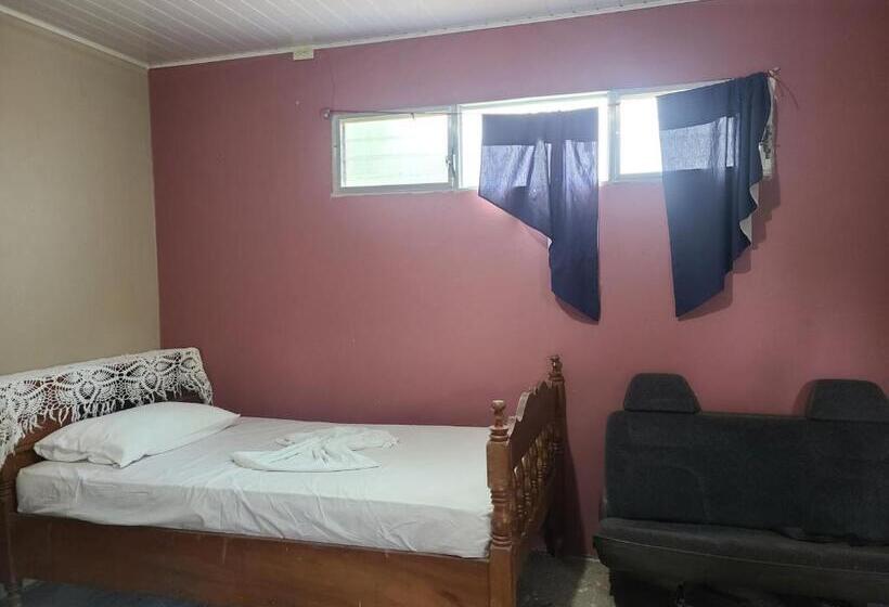 חדר סטנדרט לשלושה, Sophie House