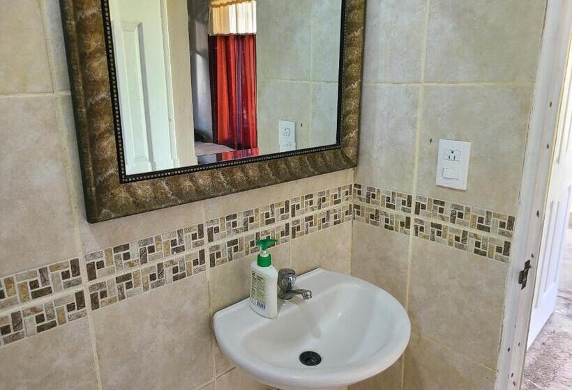 חדר משפחתי, Sophie House