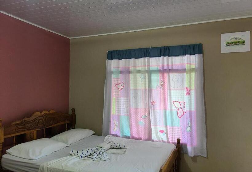 חדר סטנדרט לשלושה, Sophie House