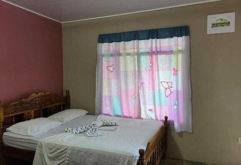 Quarto Triplo Estandar, Sophie House