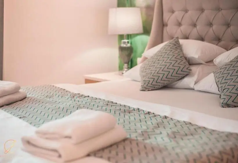 اتاق لوکس با بالکن و چشم‌انداز دریا, Barka B N B   Elegant Seaview Rooms