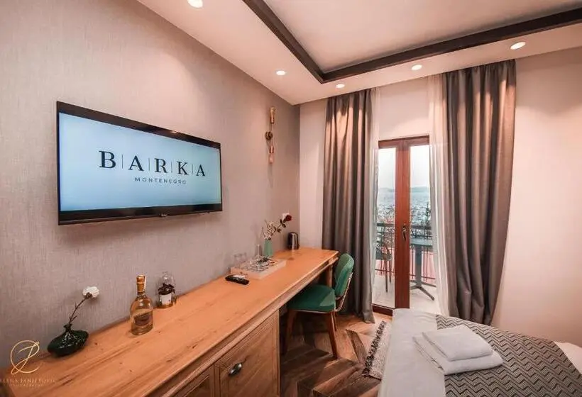 اتاق لوکس با بالکن و چشم‌انداز دریا, Barka B N B   Elegant Seaview Rooms