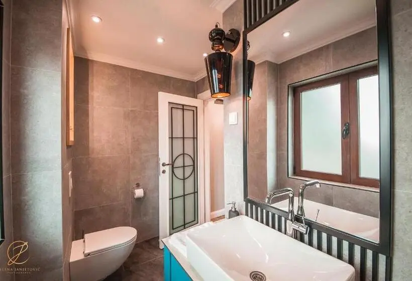 اتاق لوکس با بالکن و چشم‌انداز دریا, Barka B N B   Elegant Seaview Rooms