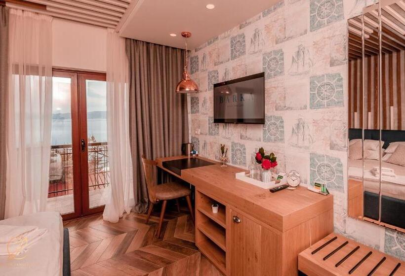 اتاق لوکس با بالکن, Barka B N B Elegant Seaview Rooms