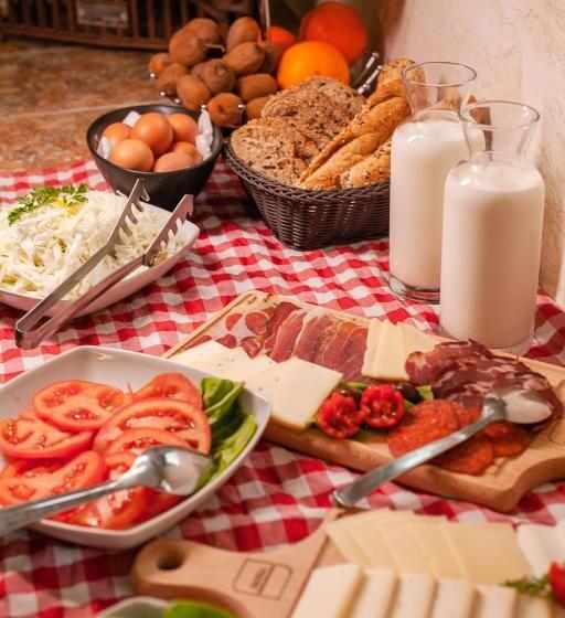 اتاق لوکس با بالکن و چشمانداز دریا, Barka B N B Elegant Seaview Rooms