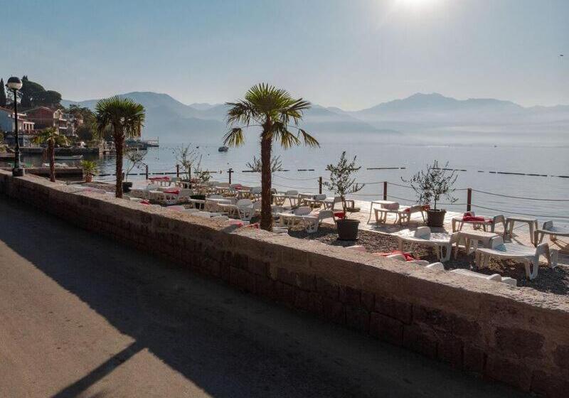 اتاق لوکس با بالکن و چشمانداز دریا, Barka B N B Elegant Seaview Rooms