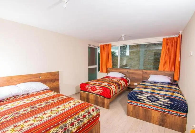 اتاق استاندارد سه نفره, The Traveler Hostel