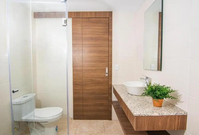 اتاق استاندارد سه نفره, The Traveler Hostel