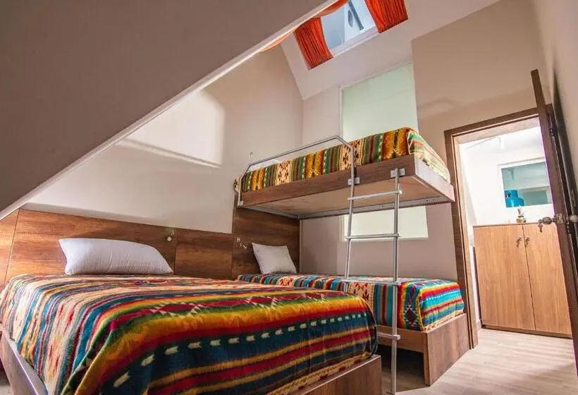 اتاق استاندارد یک نفره, The Traveler Hostel