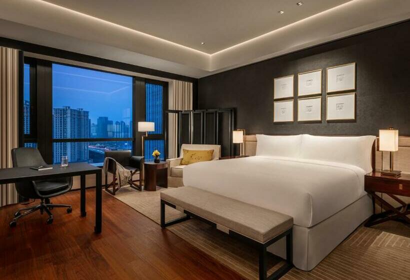 キングサイズベッドのデラックスルーム, Fairmont Wuhan