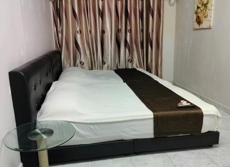 اتاق لوکس, Persona Boutique