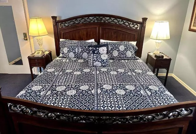 Deluxe Suite King Bed, Montague Inn Bed & Breakfast