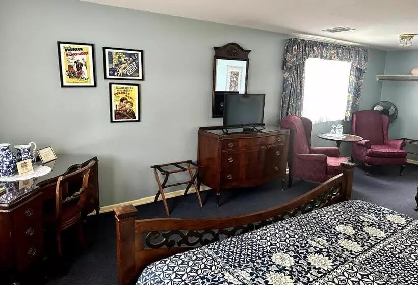 Deluxe Suite King Bed, Montague Inn Bed & Breakfast