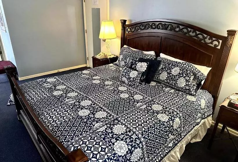 Deluxe Suite King Bed, Montague Inn Bed & Breakfast