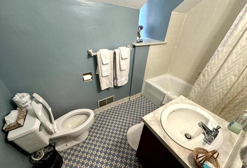 جناح, Montague Inn Bed & Breakfast