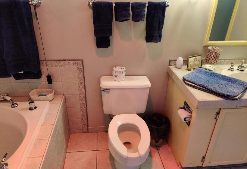 جناح مزود بجاكوزى, Montague Inn Bed & Breakfast