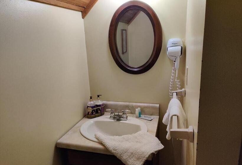 جناح, Montague Inn Bed & Breakfast