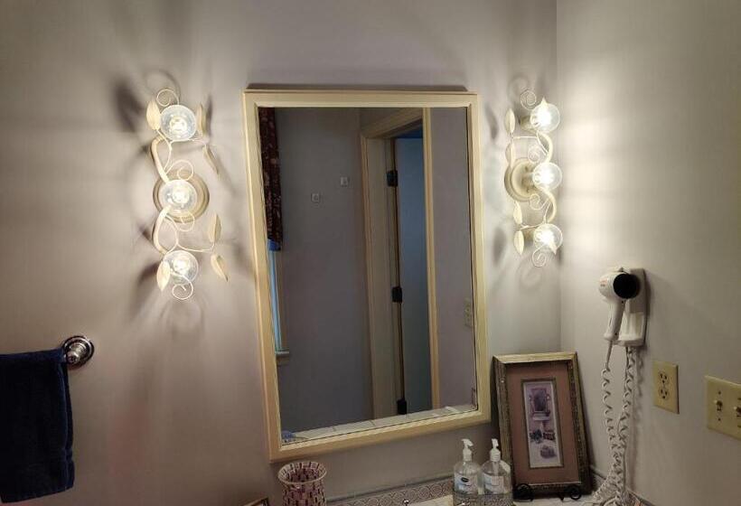 جناح مزود بجاكوزى, Montague Inn Bed & Breakfast