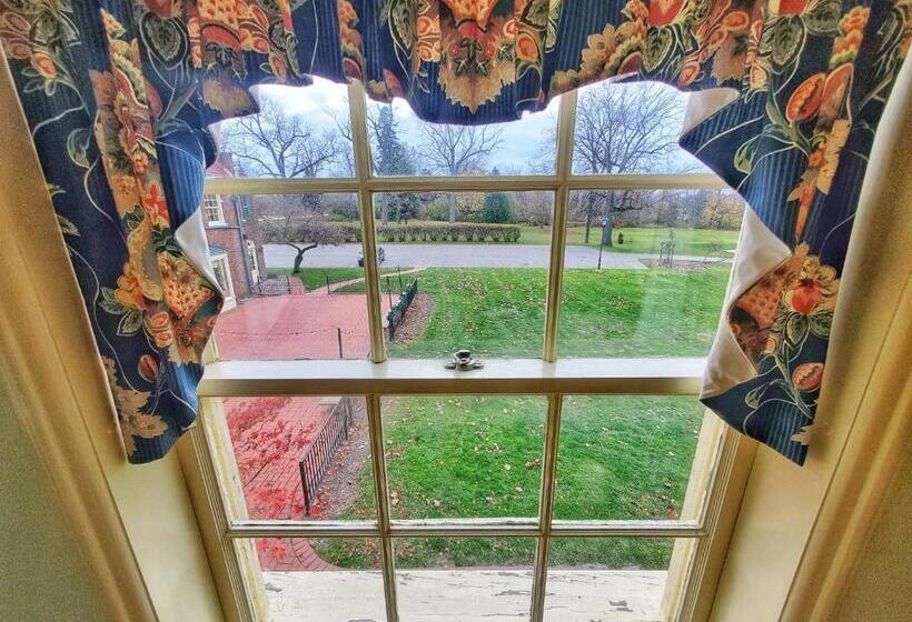 جناح, Montague Inn Bed & Breakfast