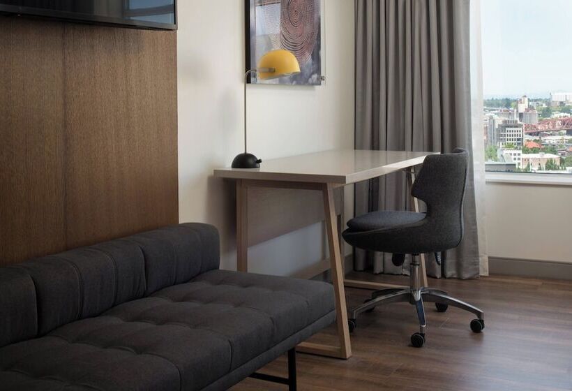 Номер Клуб, The Bidwell Marriott Portland