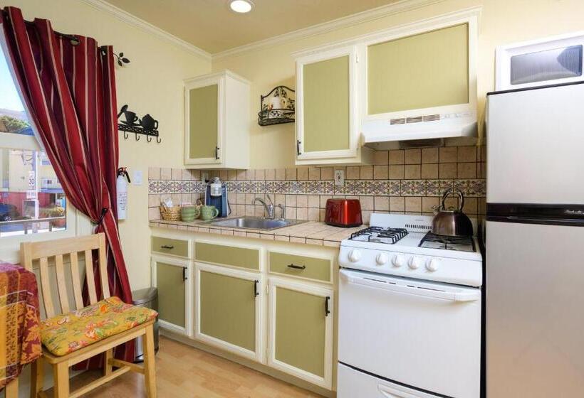 سوییت, Marina Motel