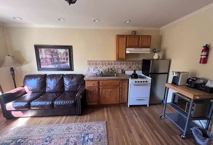 سوییت, Marina Motel