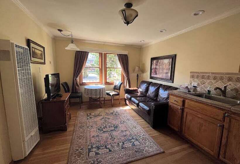 سوییت, Marina Motel