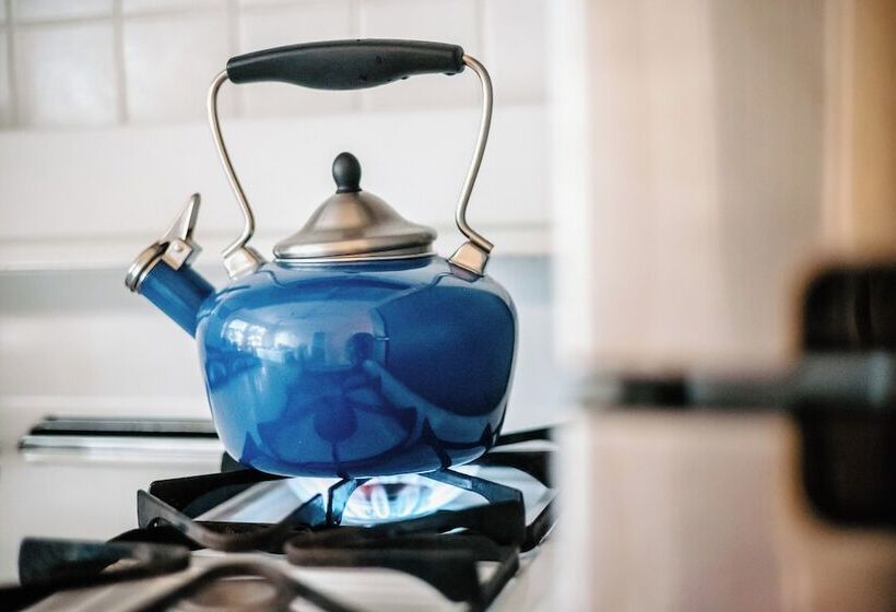 سوییت, Marina Motel