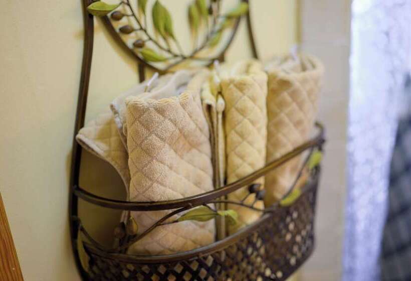 اتاق خانوادگی, Marina Motel