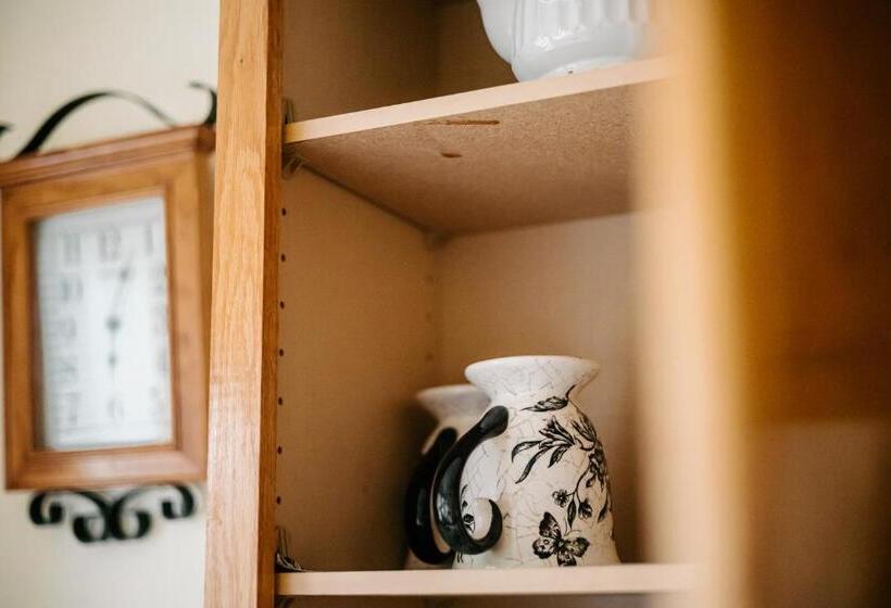 اتاق خانوادگی, Marina Motel