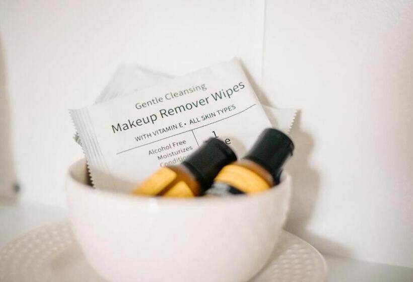 اتاق خانوادگی, Marina Motel