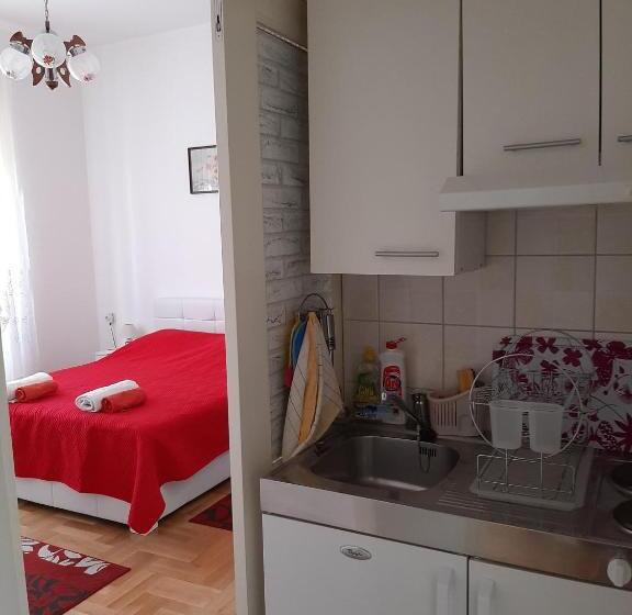 舒适一室公寓, Room & Studios Rina   Adults Only