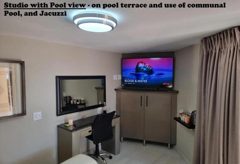 إستديو قياسى مطل على حمام السباحة, Weston Guest House Krugersdorp