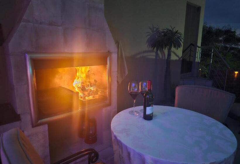 إستديو قياسى مطل على حمام السباحة, Weston Guest House Krugersdorp