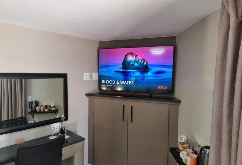 إستديو قياسى مطل على حمام السباحة, Weston Guest House Krugersdorp