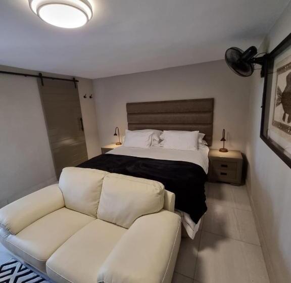 إستديو قياسى مطل على حمام السباحة, Weston Guest House Krugersdorp