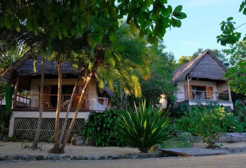 اتاق اساندارد با چشم‌انداز جانبی به دریا, Coco Komba Lodge