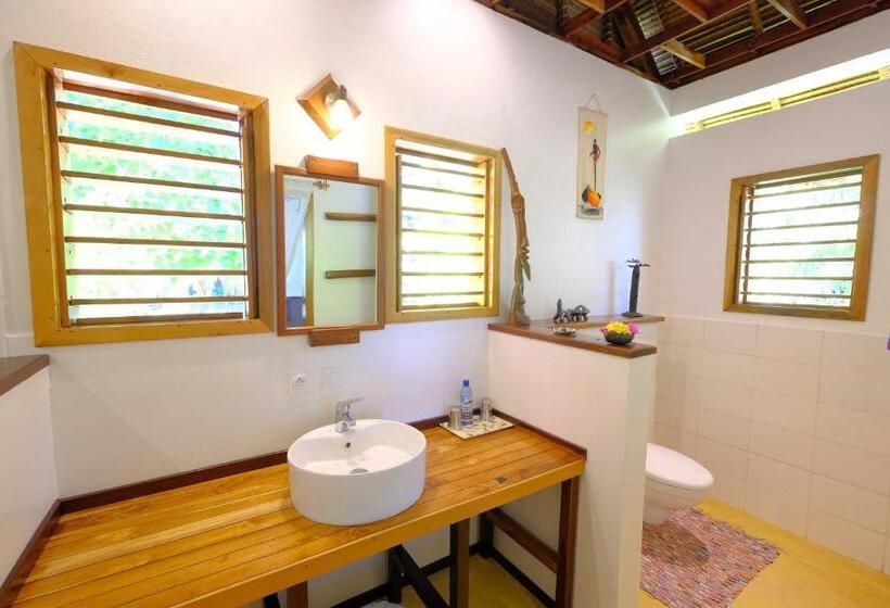 اتاق اساندارد با چشمانداز جانبی به دریا, Coco Komba Lodge