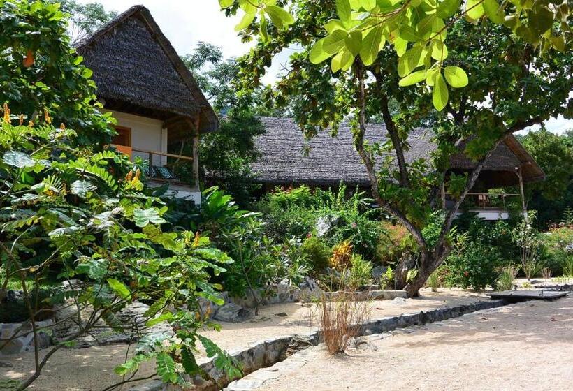 اتاق اساندارد با چشمانداز جانبی به دریا, Coco Komba Lodge