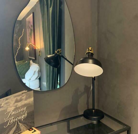 デラックスルーム, The Trail In Adams Berkshires Art