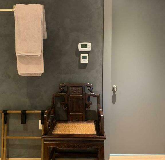 デラックスルーム, The Trail In Adams Berkshires Art