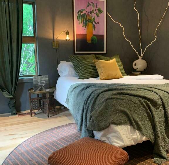 デラックスルーム, The Trail In Adams Berkshires Art