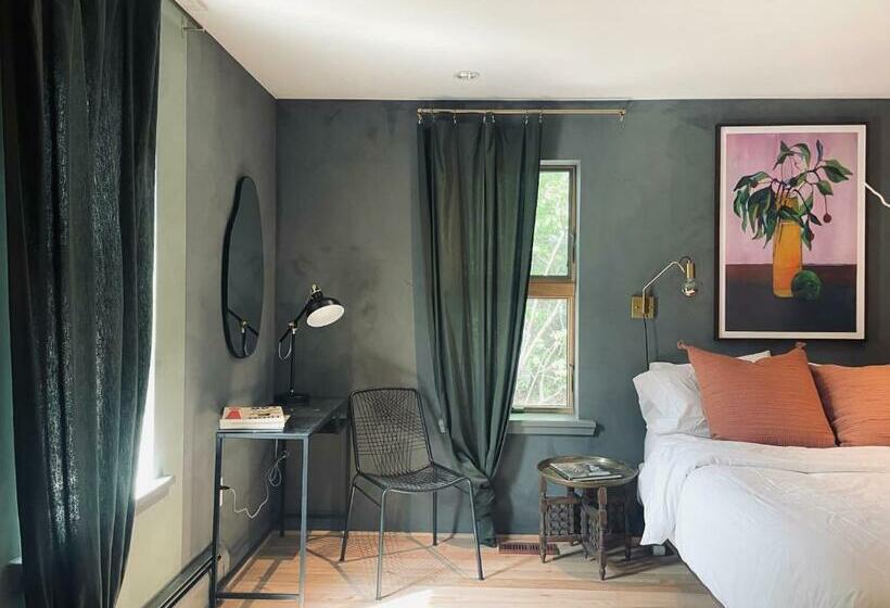 デラックスルーム, The Trail In Adams Berkshires Art